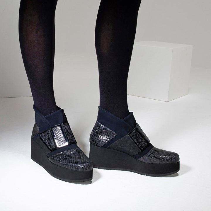 BLACK SNAKESKIN