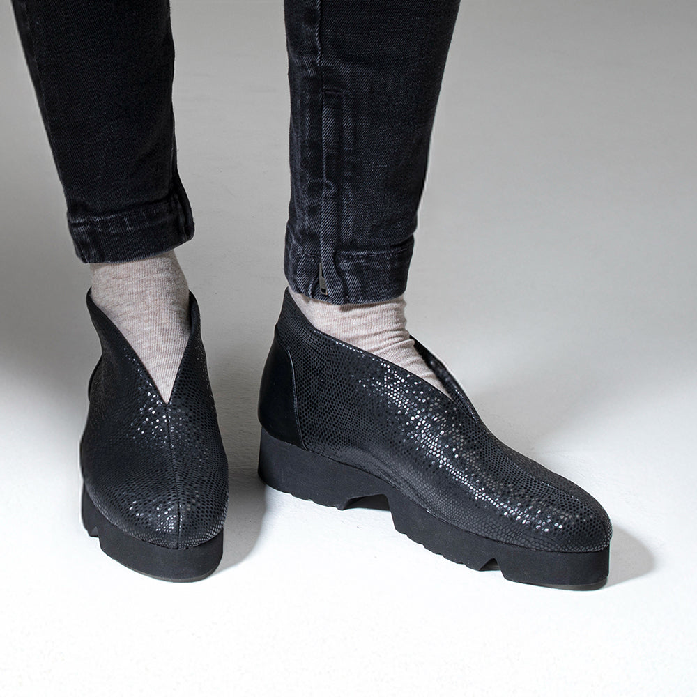 BLACK TEXTURED MICROFIBER